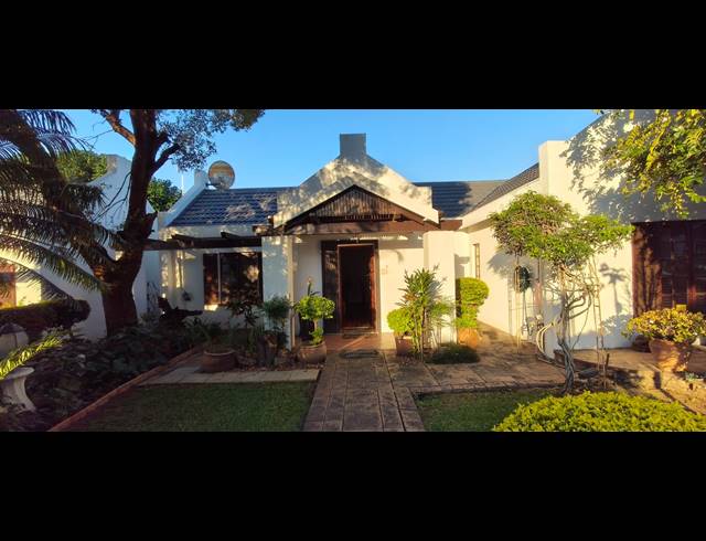 3 BEDROOM TOWNHOUSE FOR SALE IN PROTEA PARK